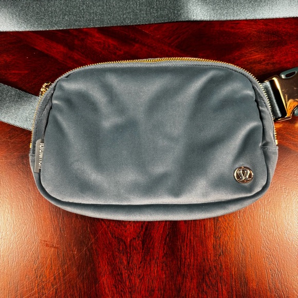 EUC Lululemon Everywhere Belt Bag Plush Velour Green Jasper Gold - Picture 10 of 14